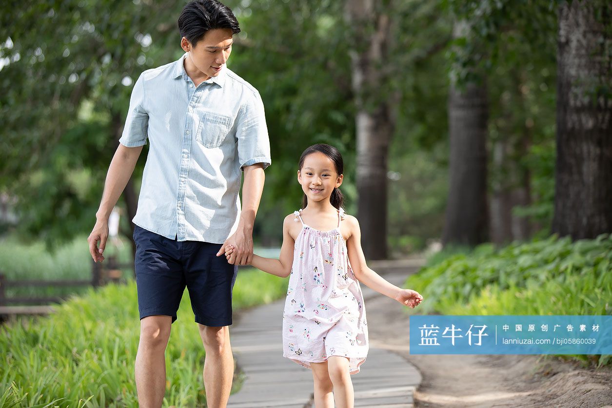 父女俩人在公园散步