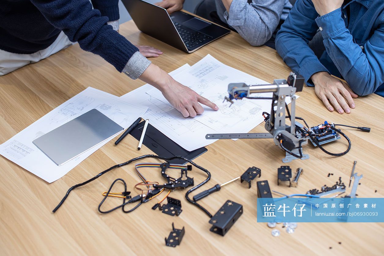 设计师团队研发机械臂
