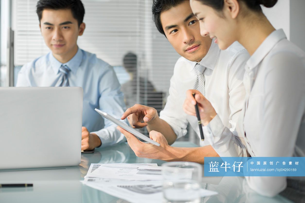 年轻商务人士开会讨论