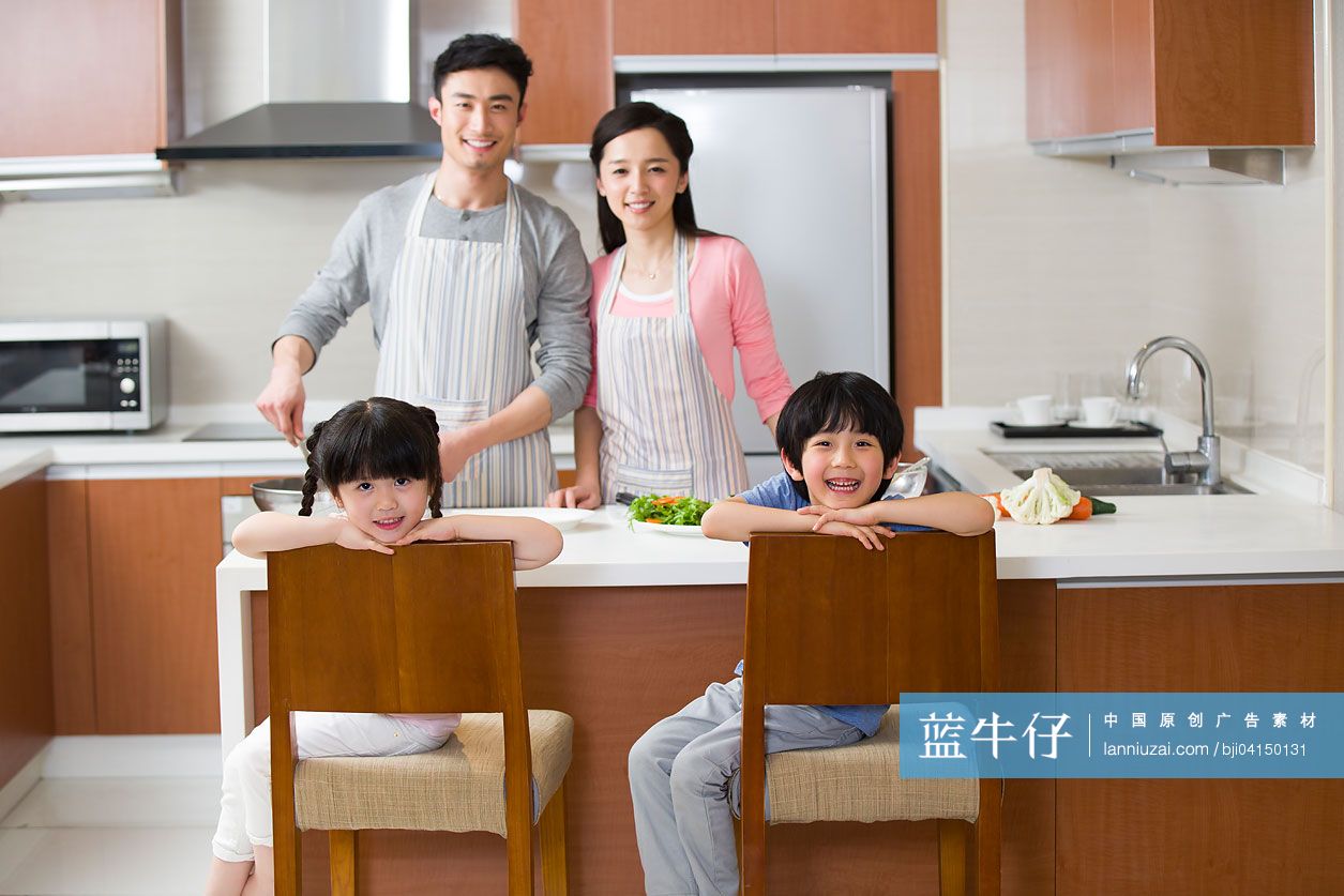 亚洲家庭在家做饭照片摄影图片_ID:390712583-Veer图库