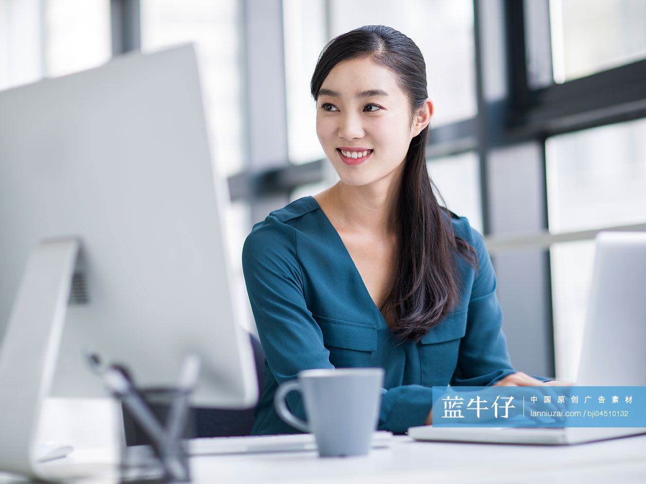 年轻商务女士在办公室工作