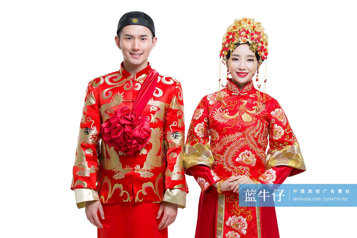 穿中式古装结婚礼服的新娘和新郎