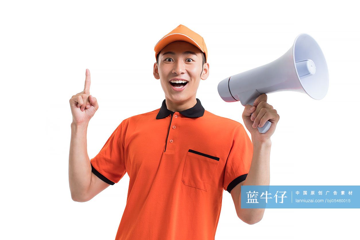 年轻的披萨送餐员拿着扩音喇叭大喊