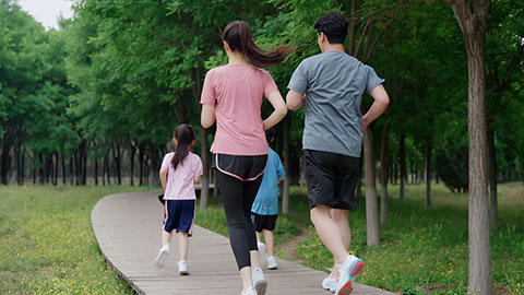快乐一家人公园跑步