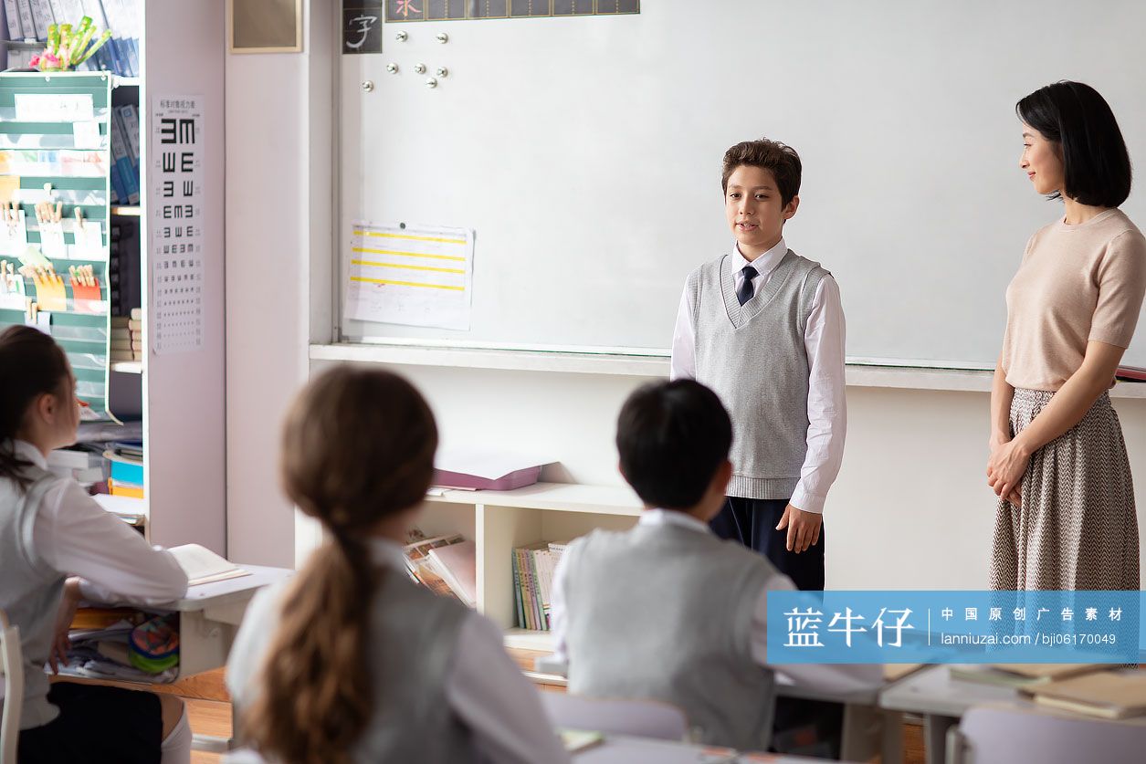 年轻的老师介绍新同学