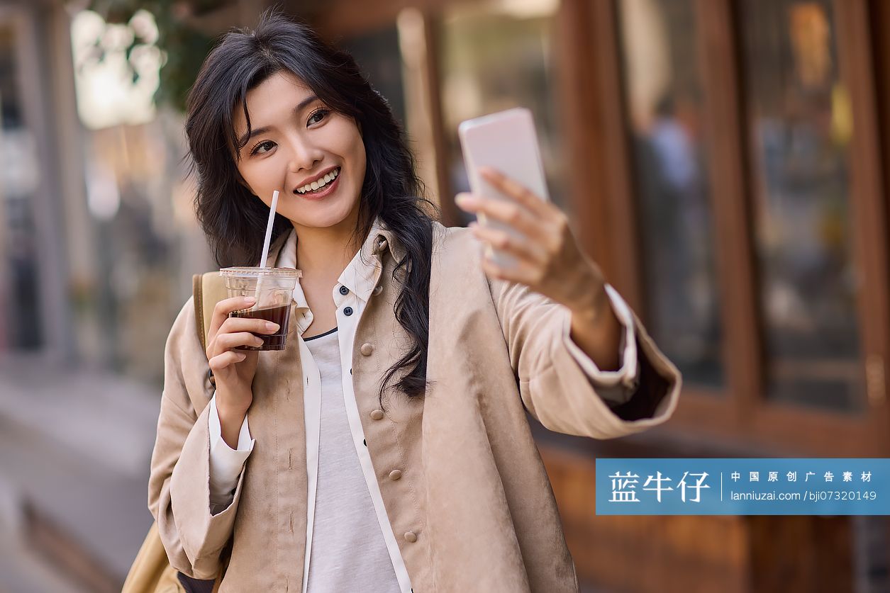 快乐的年轻女性在北京旅游