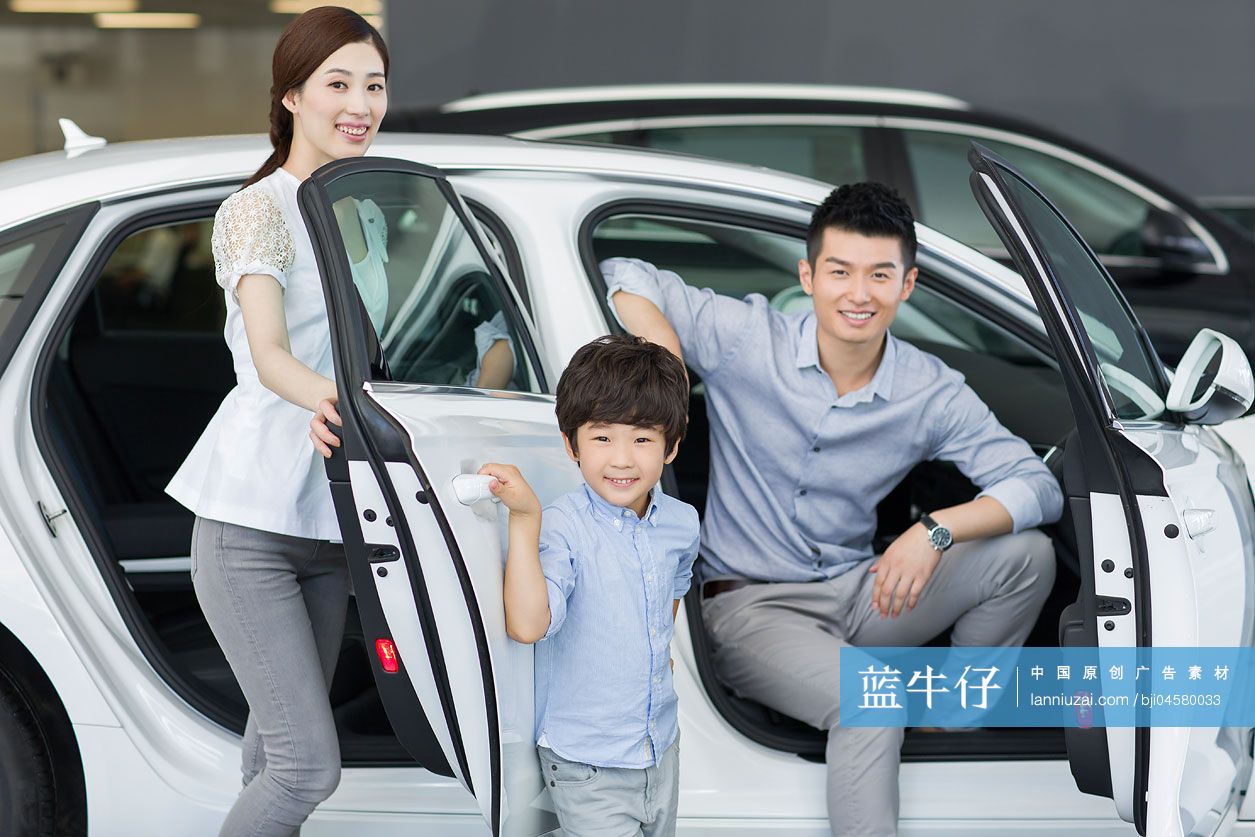 年轻家庭在4S店选购汽车