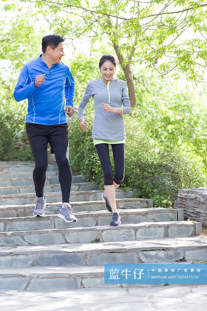 中年夫妇在公园跑步健身