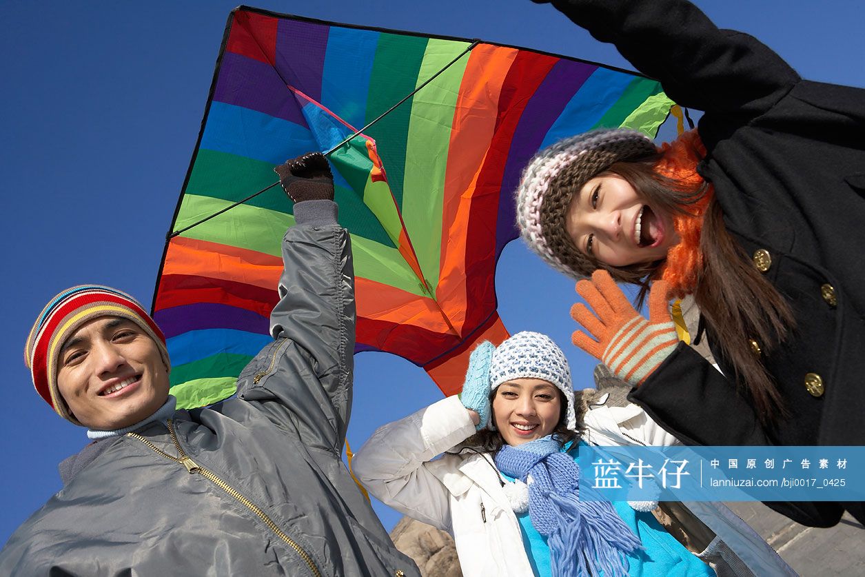 年轻人在户外放风筝