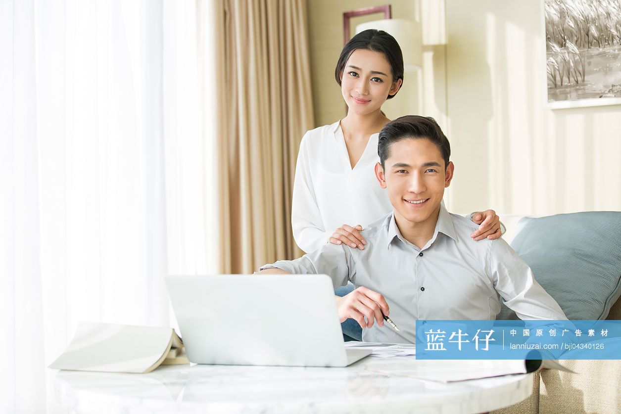 年轻夫妇和笔记本电脑-蓝牛仔影像-中国原创广告影像素材