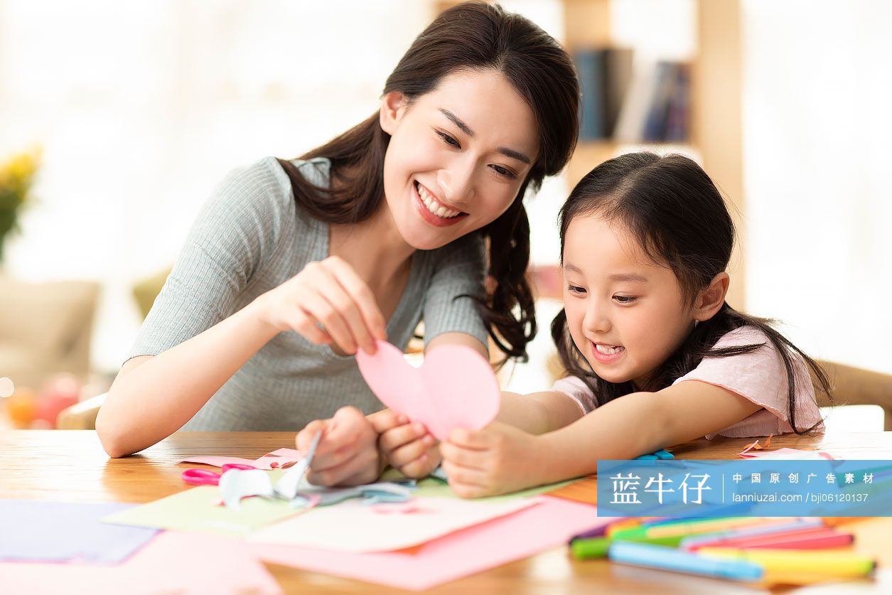 快乐的母女俩在家剪纸
