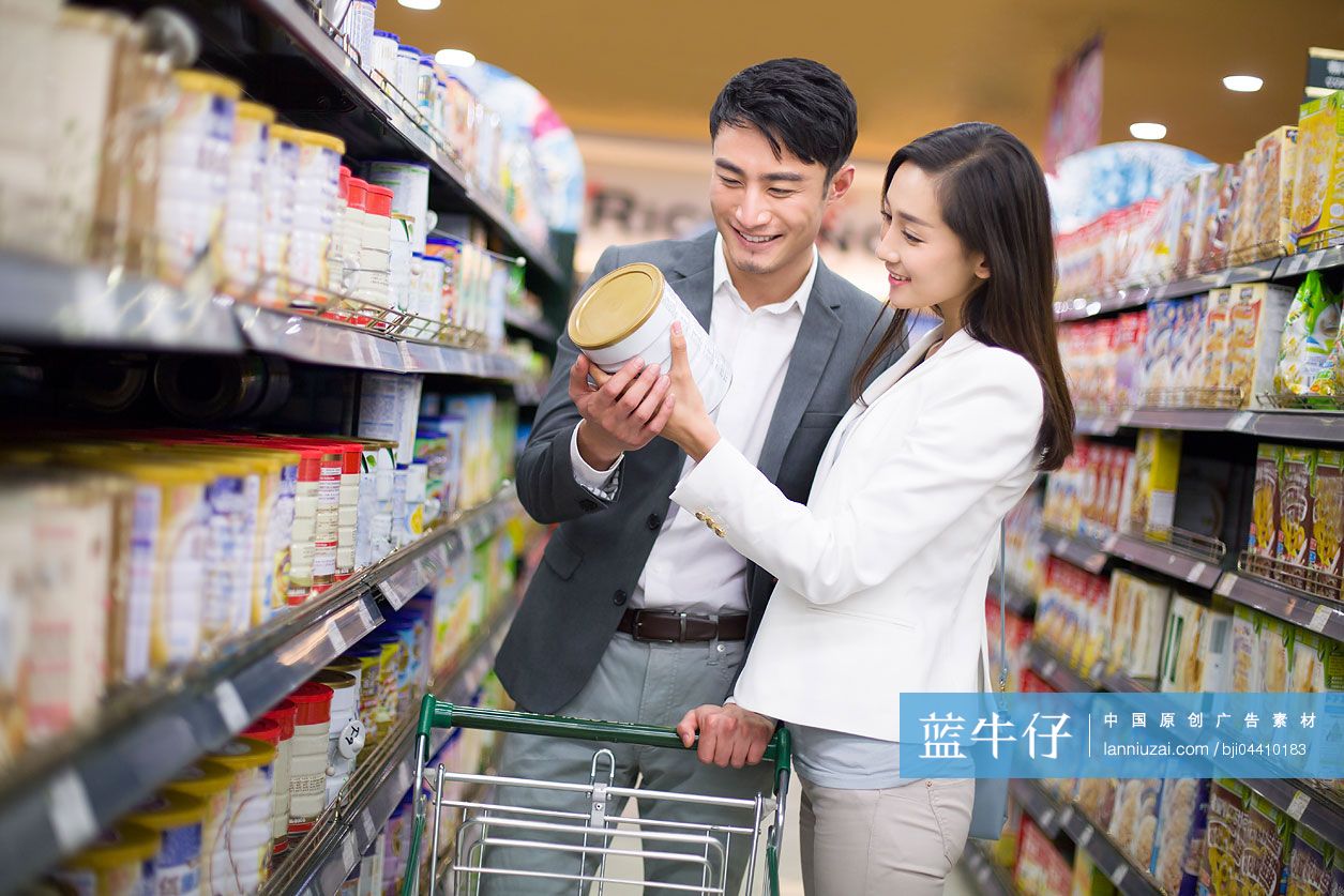 年轻情侣在超市购物-蓝牛仔影像-中国原创广告影像素材