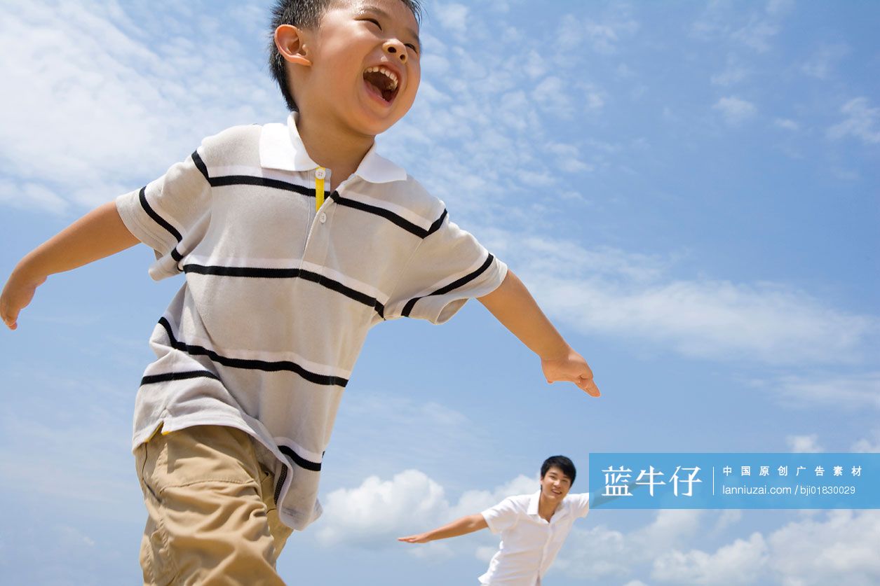 父子在海边玩耍