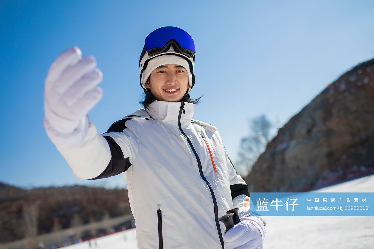 年轻男子在滑雪场滑雪