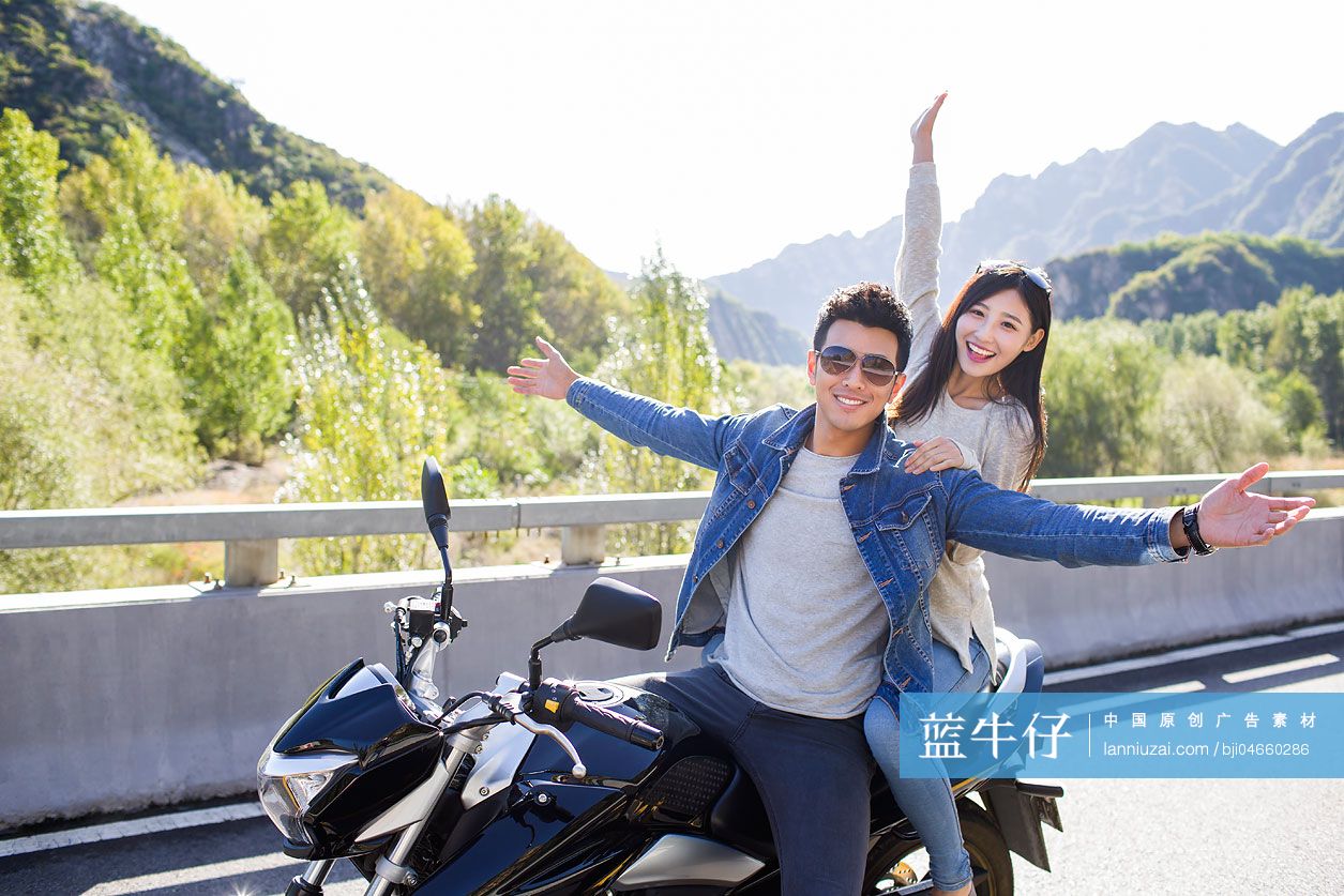 年轻情侣骑摩托车兜风-蓝牛仔影像-中国原创广告影像素材