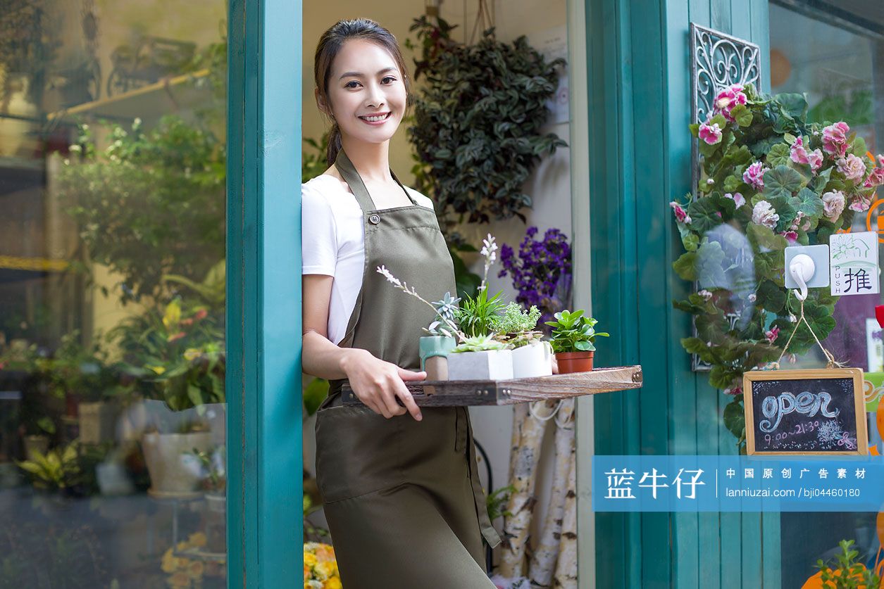 花店老板在店里工作