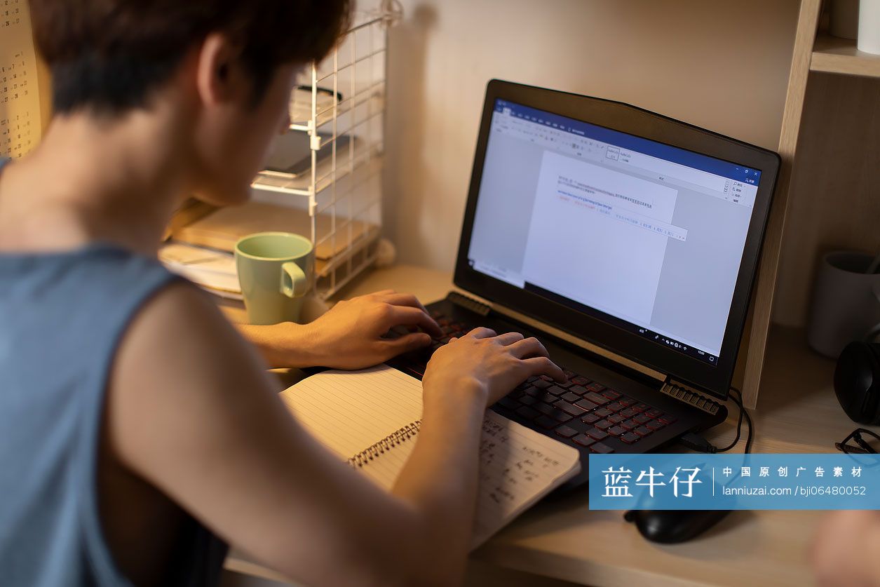 年轻大学生在宿舍使用笔记本电脑