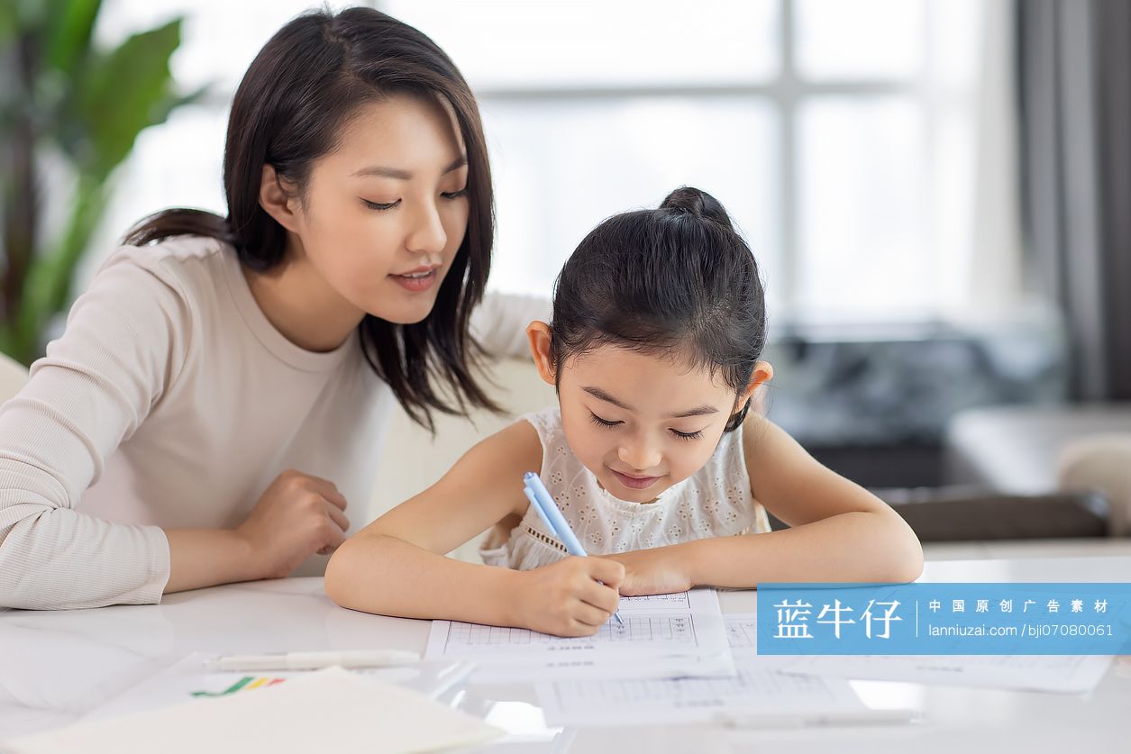 妈妈辅导女儿写作业