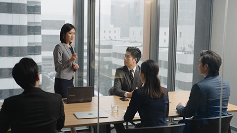 Confident Chinese business people having a meeting,4K