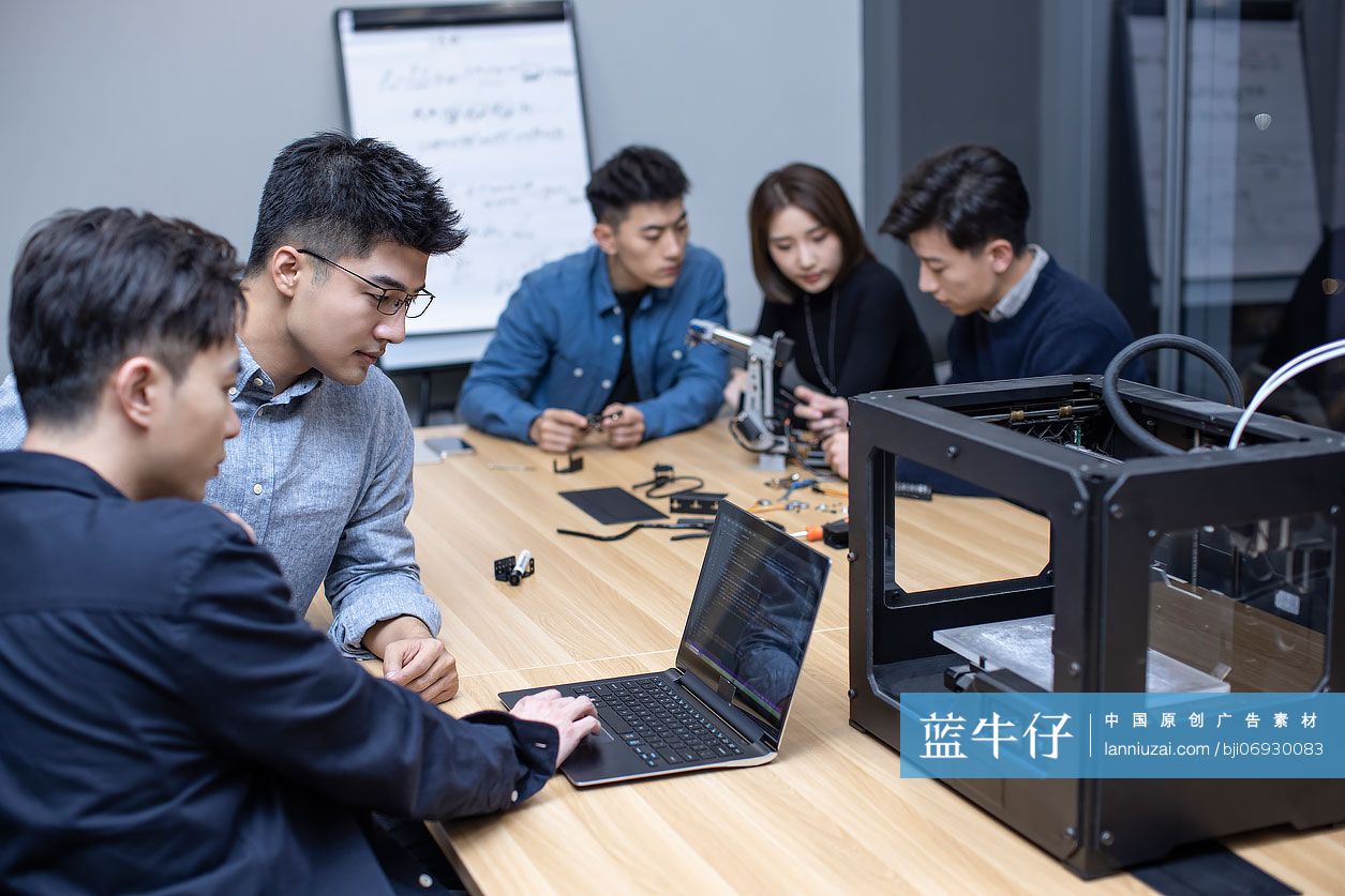 设计师团队研发3D打印机