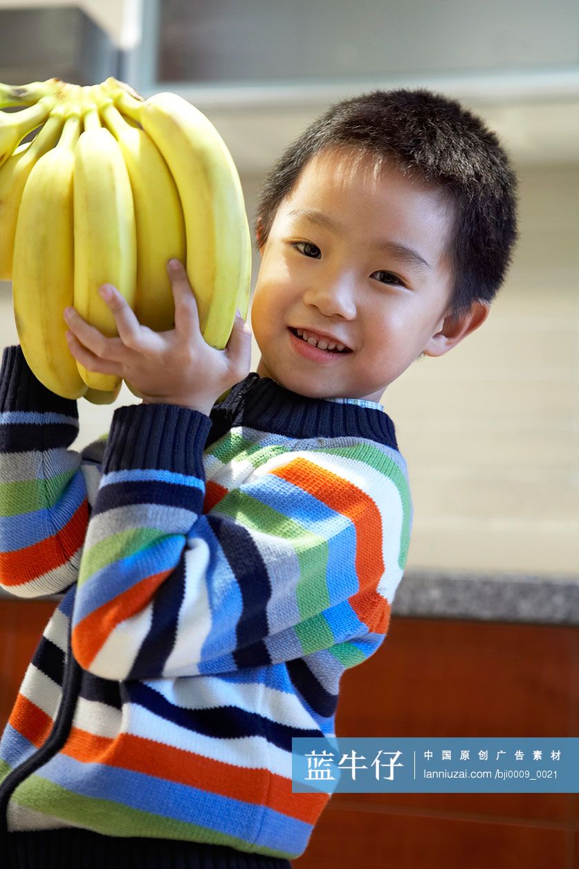 小男孩手拿香蕉