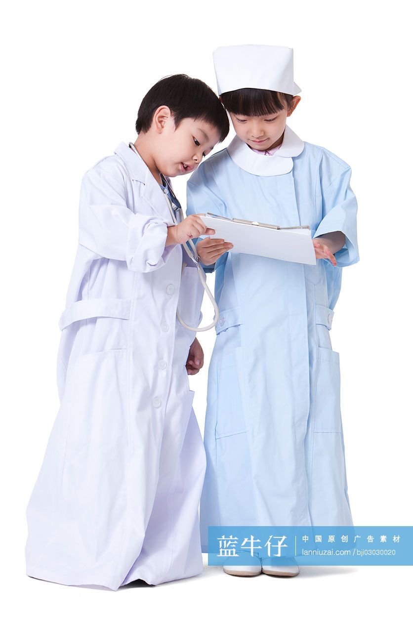 男孩女孩扮演医生和护士