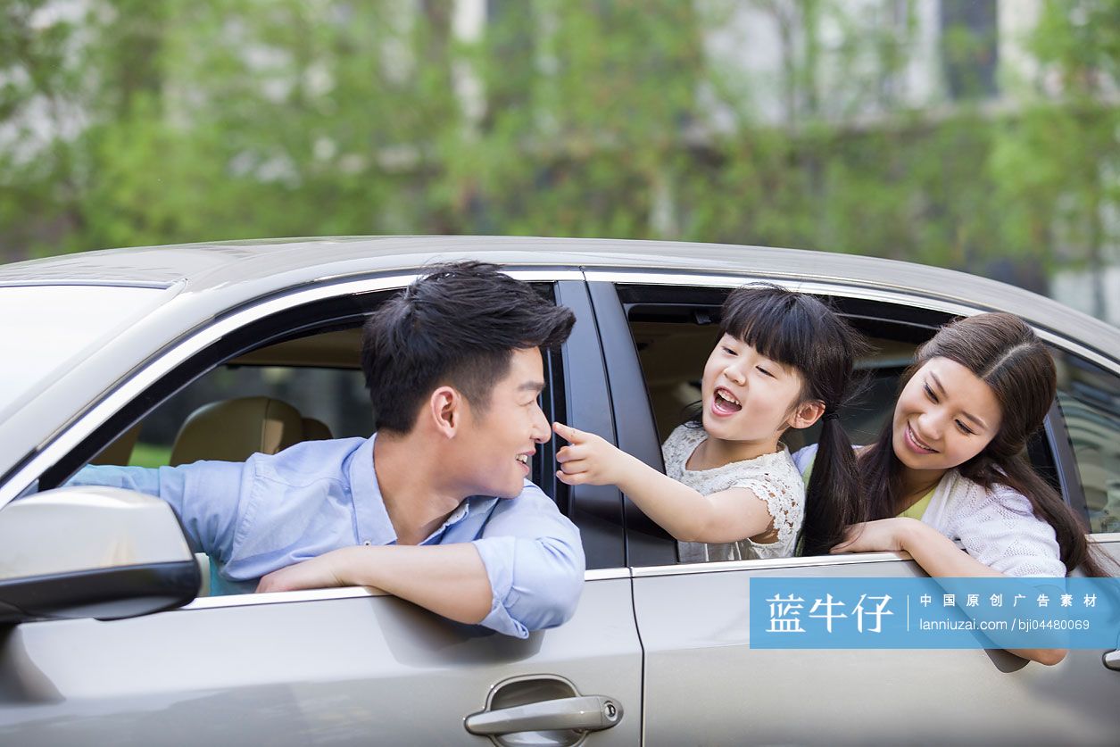 三口之家驾车外出