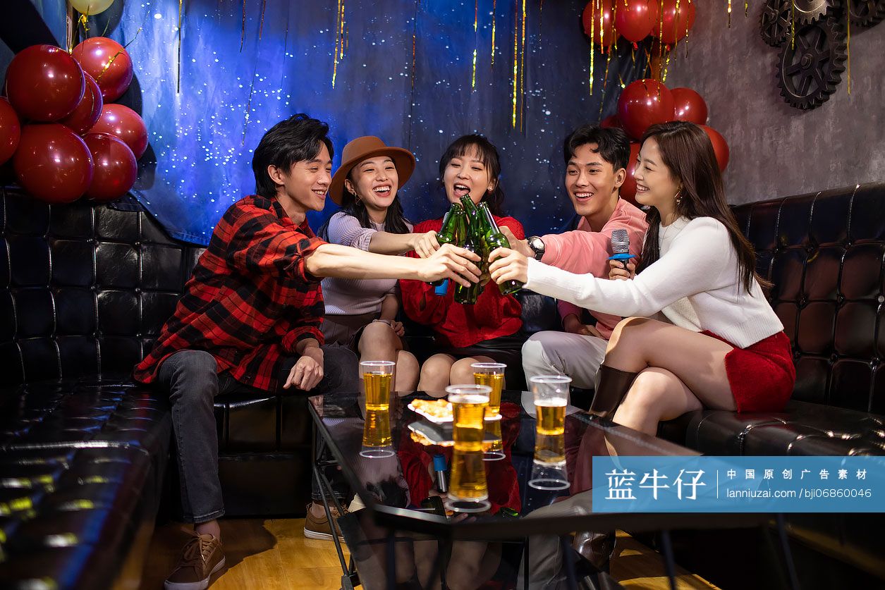 年轻朋友们喝啤酒庆祝新年