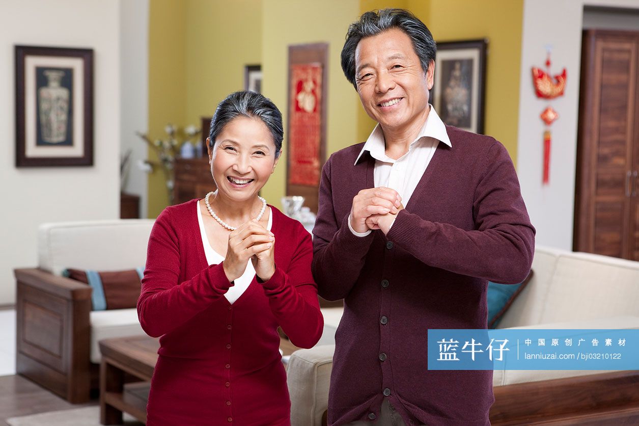 老年夫妇拱手拜年