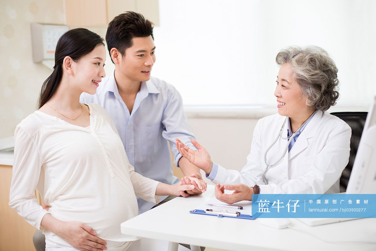 年轻夫妇到医院做产前检查