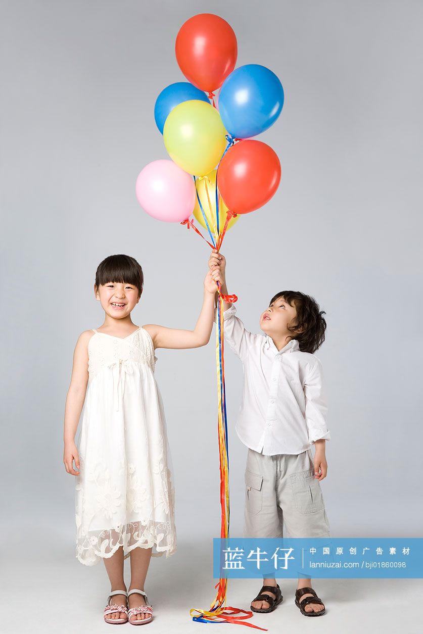小孩子拿气球