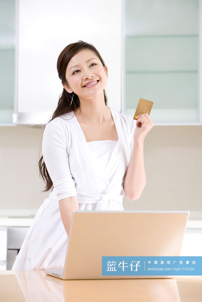 年轻女子网上购物