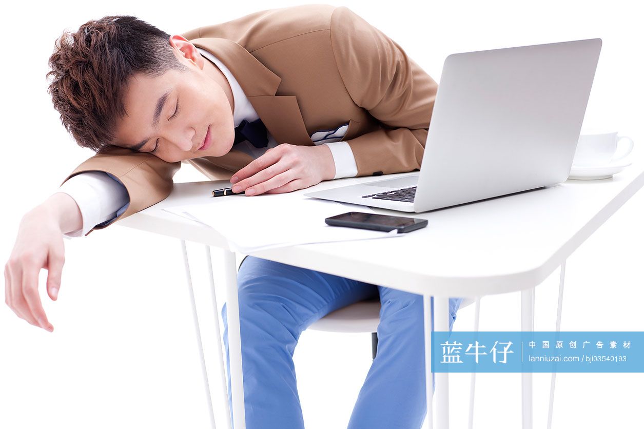 商务男士在趴在桌子上睡觉