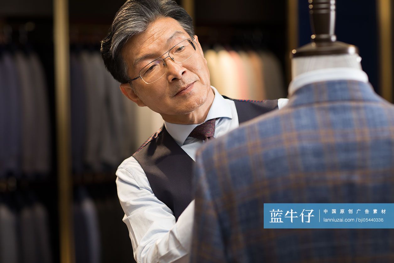 工作中的服装设计师