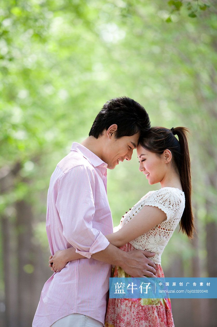 年轻情侣浪漫相拥