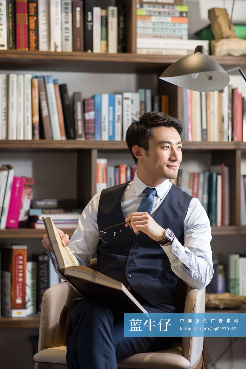 年轻商务男子在书房思考