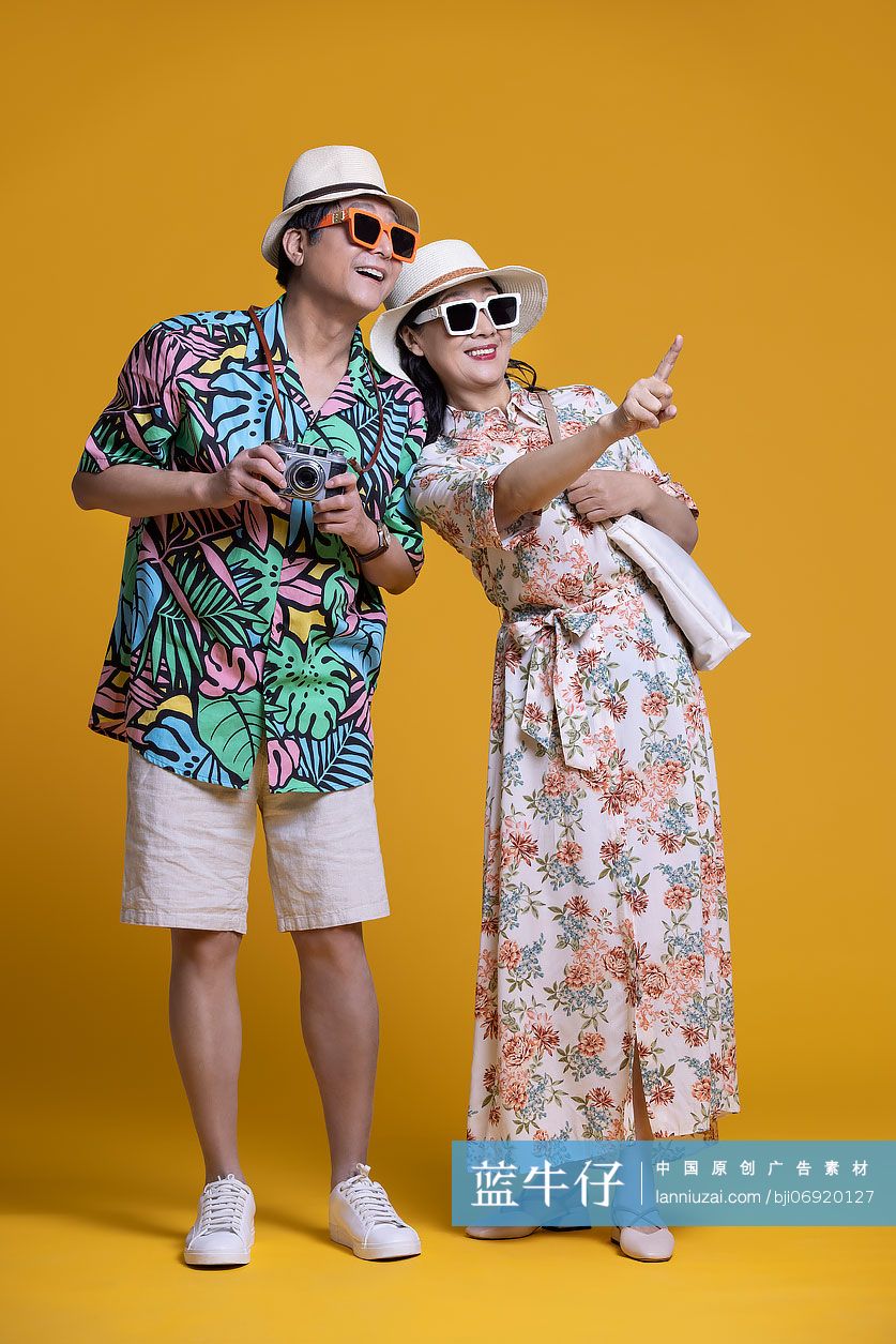 快乐的老年夫妇度假旅游-蓝牛仔影像-中国原创广告影像素材