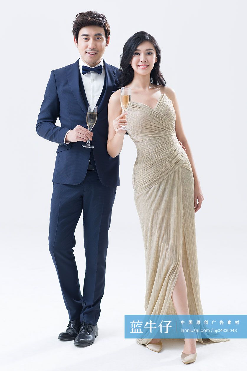 优雅的年轻情侣喝香槟