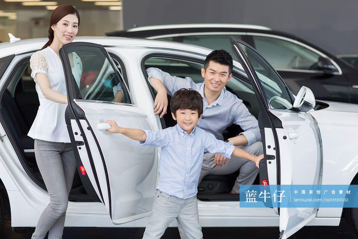 年轻家庭在4S店选购汽车