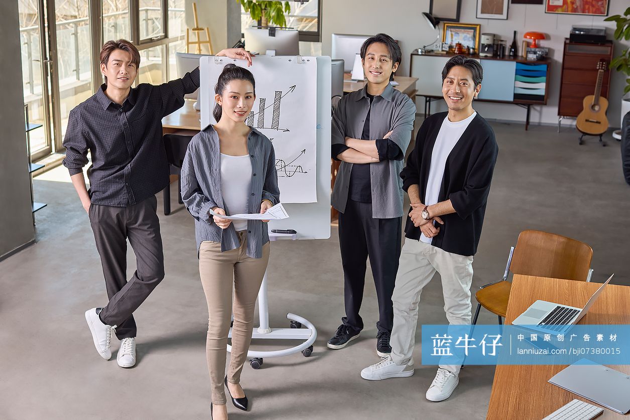 公司团队成员在进行工作讨论