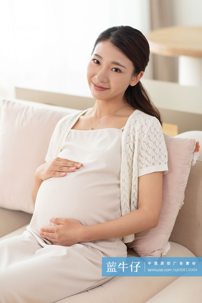 年轻孕妇期待新生儿