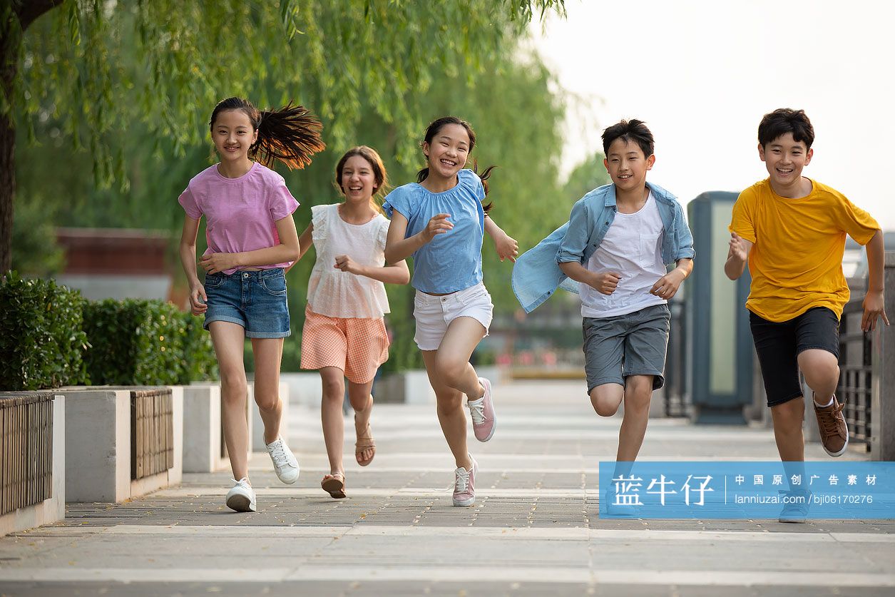 青少年在公园玩耍