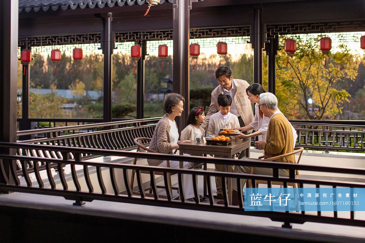 欢乐家庭庆祝中秋节