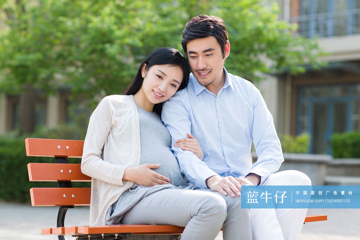 快乐的孕妇和丈夫