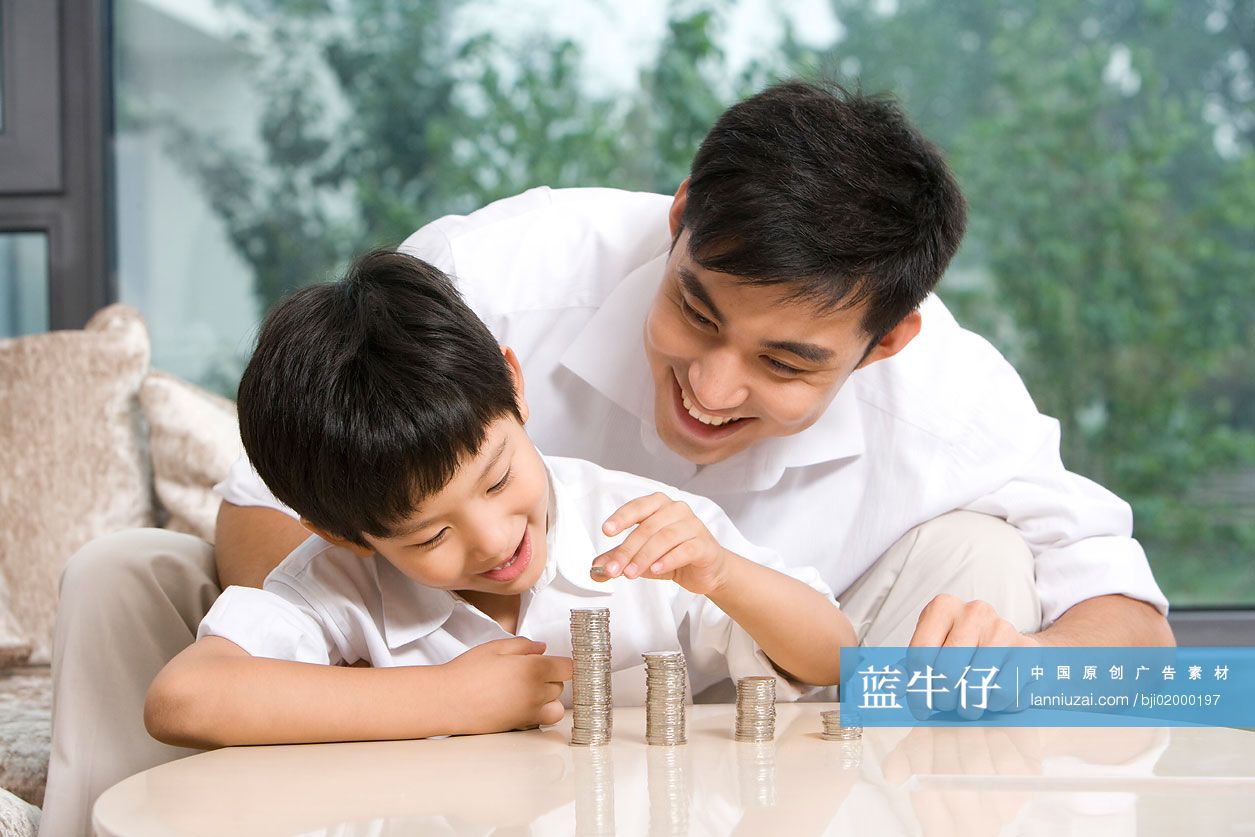 父子在一起学习理财