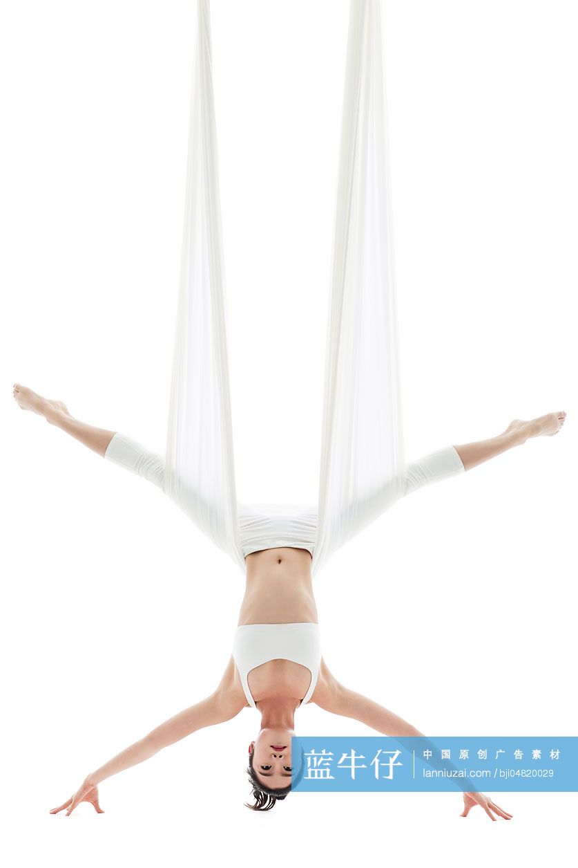 年轻女子练习空中瑜伽