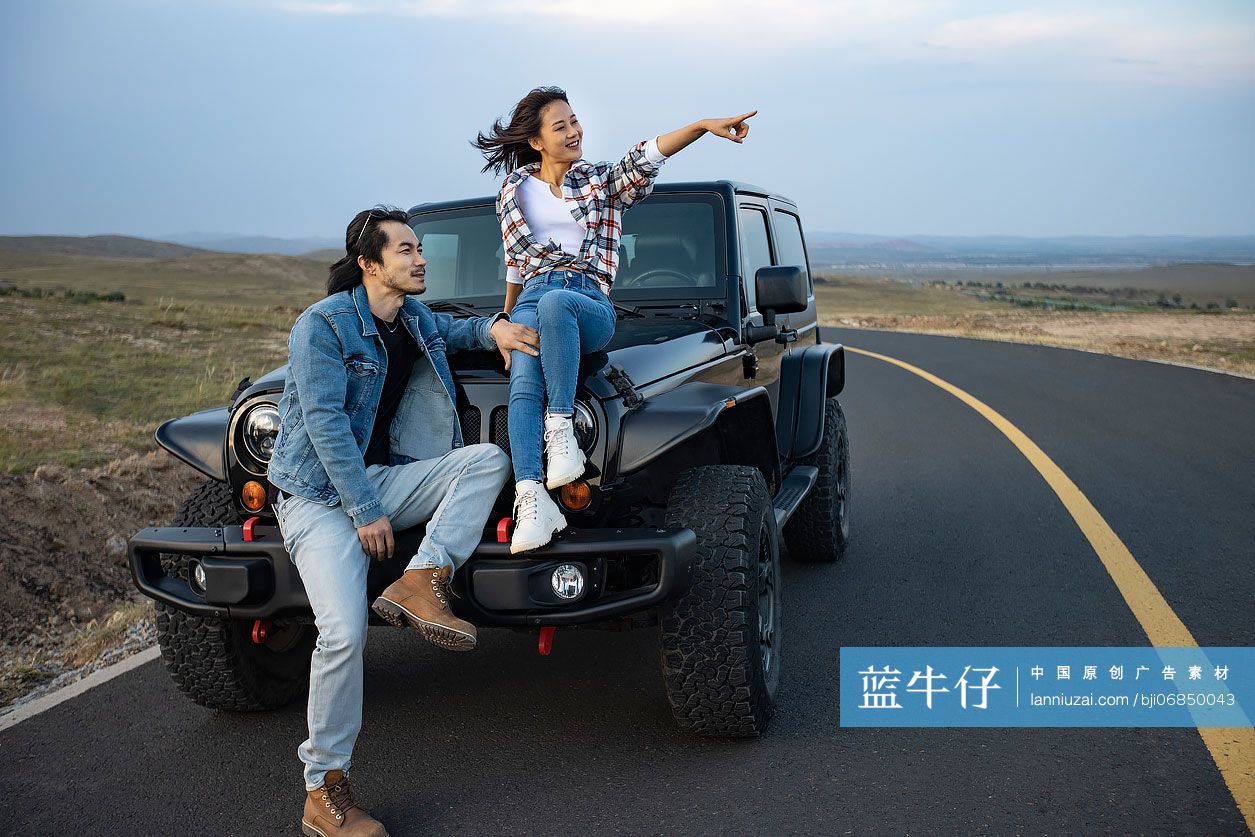 快乐的情侣自驾游欣赏沿途美景