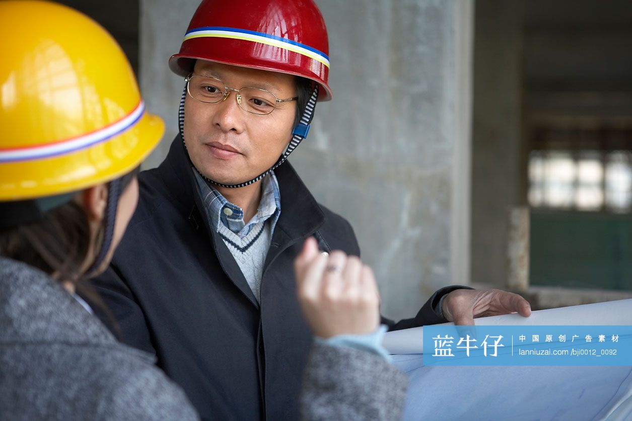 商务人士在工地