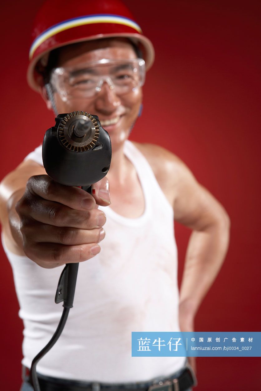 建筑工人拿电钻