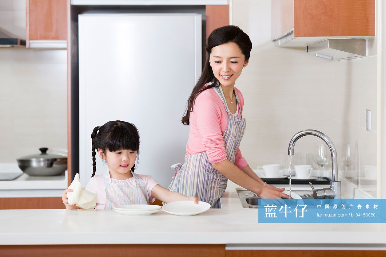 妈妈和女儿一起洗碗擦盘子